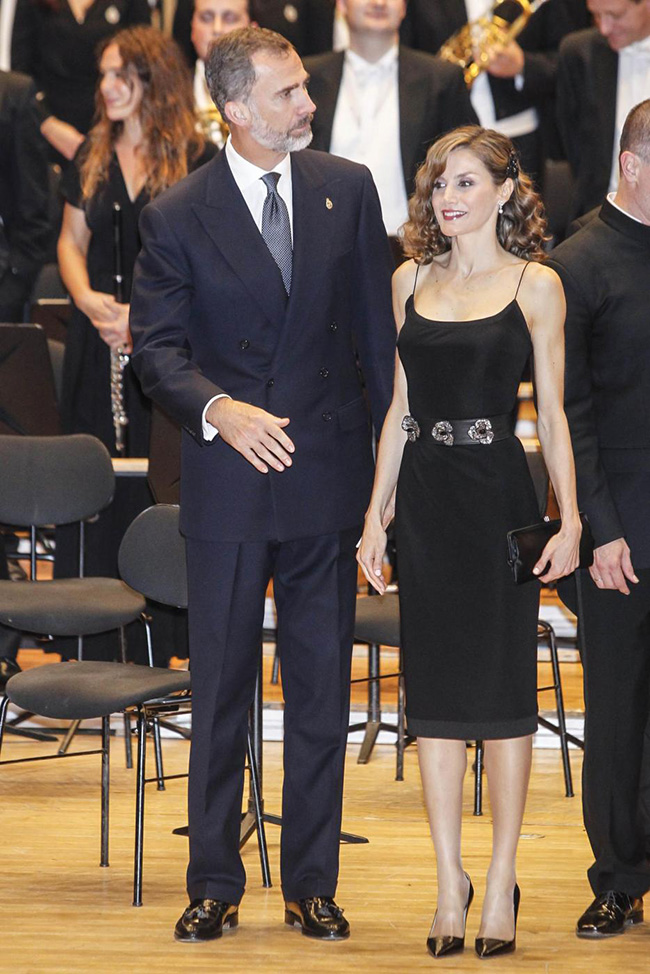 Letizia Ortiz colpisce ancora. Pizzi, tacchi alti e scollature… Le foto sexy