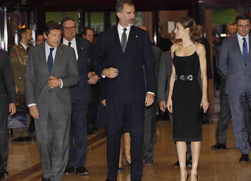 Letizia Ortiz colpisce ancora. Pizzi, tacchi alti e scollature… Le foto sexy