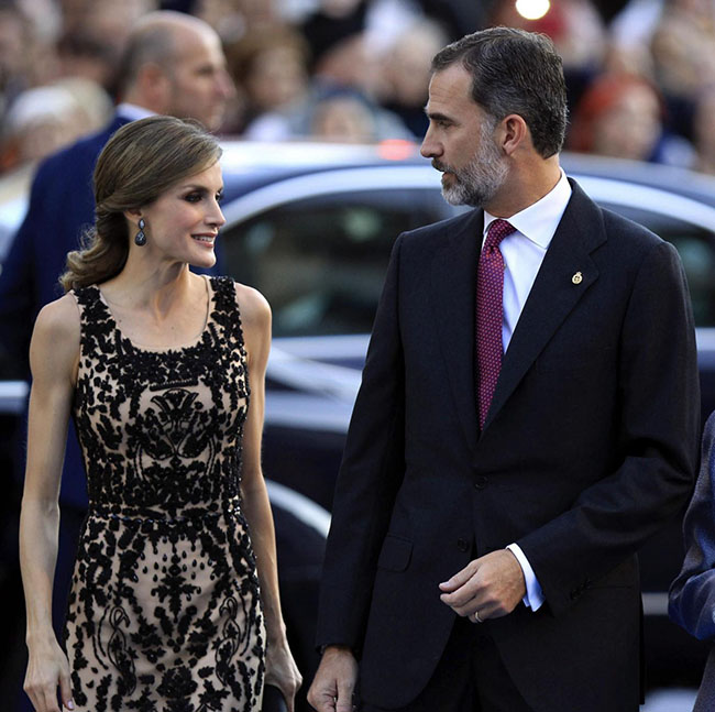 Letizia Ortiz colpisce ancora. Pizzi, tacchi alti e scollature… Le foto sexy