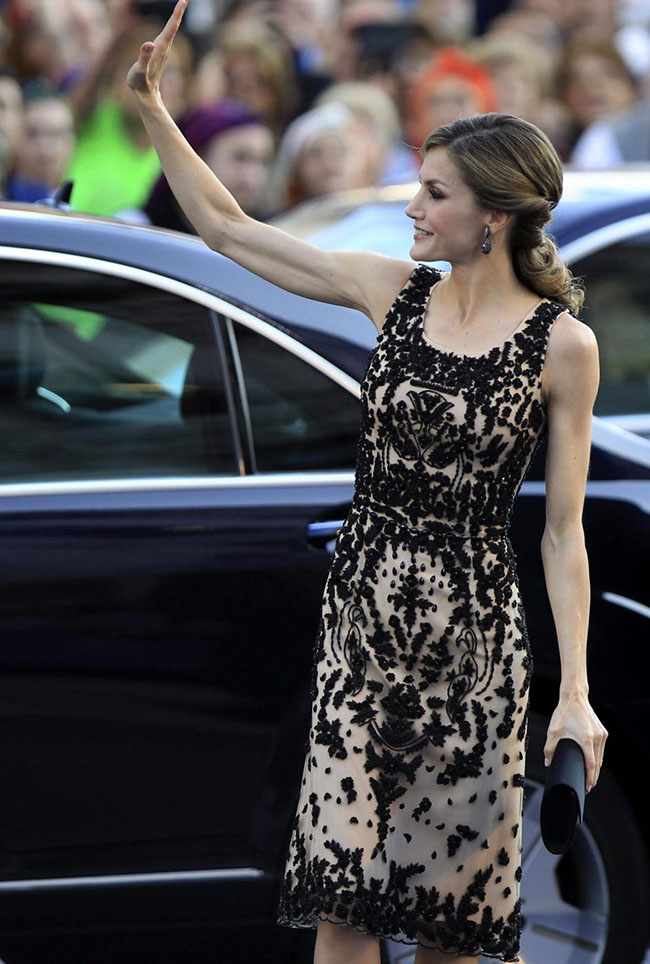 Letizia Ortiz colpisce ancora. Pizzi, tacchi alti e scollature… Le foto sexy