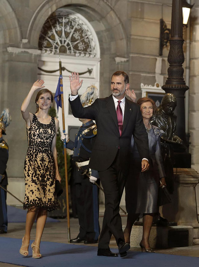 Letizia Ortiz colpisce ancora. Pizzi, tacchi alti e scollature… Le foto sexy