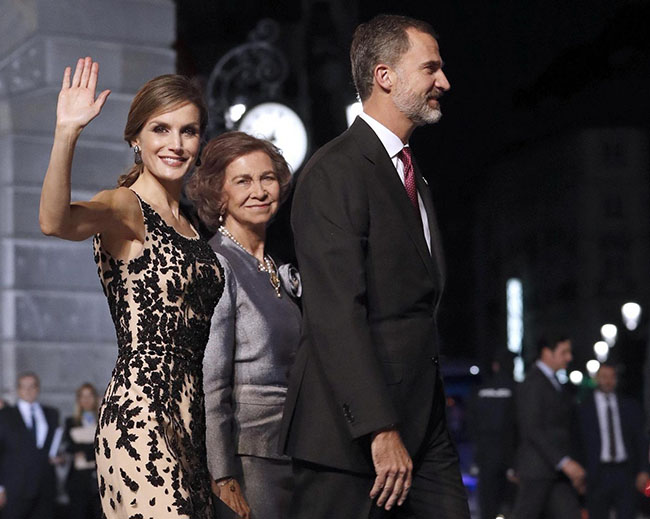 Letizia Ortiz colpisce ancora. Pizzi, tacchi alti e scollature… Le foto sexy