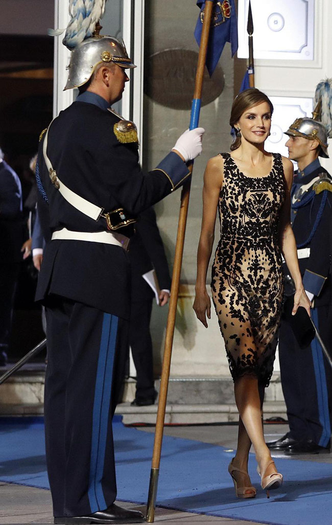 Letizia Ortiz colpisce ancora. Pizzi, tacchi alti e scollature… Le foto sexy