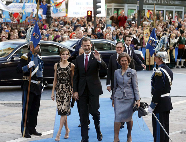 Letizia Ortiz colpisce ancora. Pizzi, tacchi alti e scollature… Le foto sexy