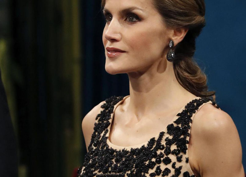 Letizia Ortiz colpisce ancora. Pizzi, tacchi alti e scollature… Le foto sexy