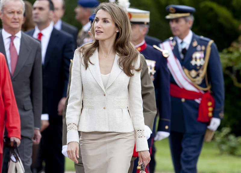 Letizia Ortiz colpisce ancora. Pizzi, tacchi alti e scollature… Le foto sexy