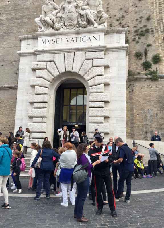 Musei Vaticani, ancora furti tra i turisti in fila: tre nomadi colte sul fatto Musei Vaticani, ancora furti tra i turisti in fila: tre nomadi colte sul fatto