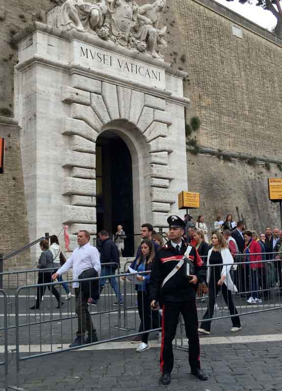 Musei Vaticani, ancora furti tra i turisti in fila: tre nomadi colte sul fatto Musei Vaticani, ancora furti tra i turisti in fila: tre nomadi colte sul fatto