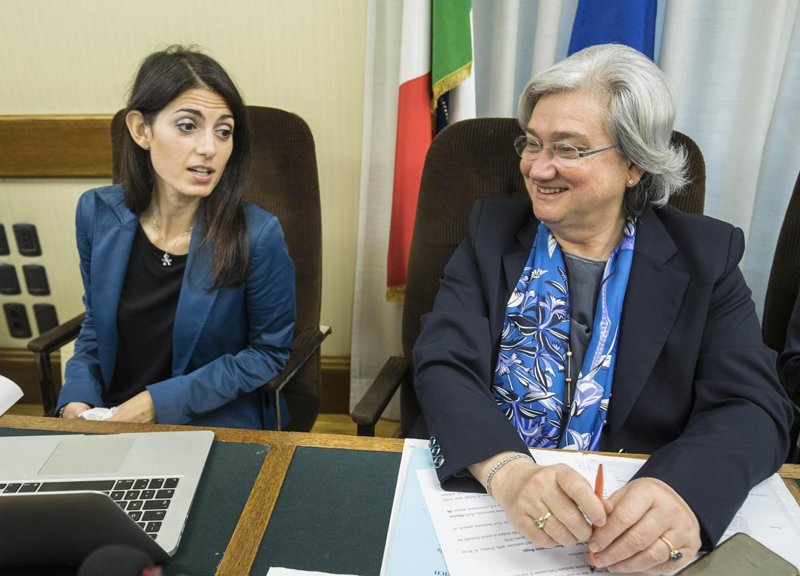 Caos rifiuti, soluzione Raggi: “Trattamento e smaltimento in mano al Comune”