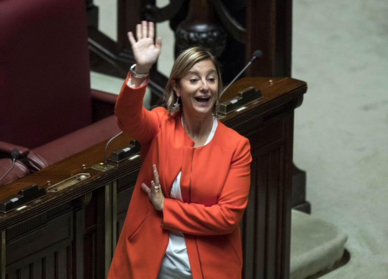 Roma, Lombardi contro Raggi: “Non cenerei con lei”. Il Frigogate spacca il M5S Roma, Lombardi contro Raggi: “Non cenerei con lei”. Il Frigogate spacca il M5S