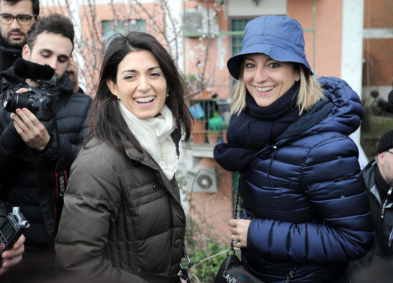 Roma, Lombardi contro Raggi: “Non cenerei con lei”. Il Frigogate spacca il M5S Roma, Lombardi contro Raggi: “Non cenerei con lei”. Il Frigogate spacca il M5S