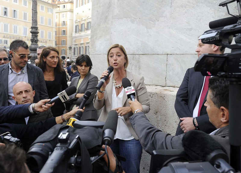 Roma, Lombardi contro Raggi: “Non cenerei con lei”. Il Frigogate spacca il M5S Roma, Lombardi contro Raggi: “Non cenerei con lei”. Il Frigogate spacca il M5S