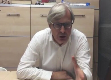 Vittorio Sgarbi: “Frigogate, la Raggi a Striscia al posto della Hunziker”