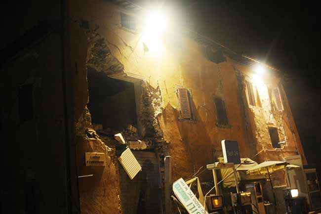 Terremoto, continua lo sciame sismico. Altre 100 scosse tra Marche e Umbria Terremoto, continua lo sciame sismico. Altre 100 scosse tra Marche e Umbria