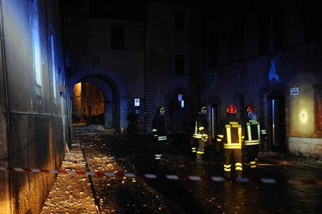 Terremoto, continua lo sciame sismico. Altre 100 scosse tra Marche e Umbria Terremoto, continua lo sciame sismico. Altre 100 scosse tra Marche e Umbria