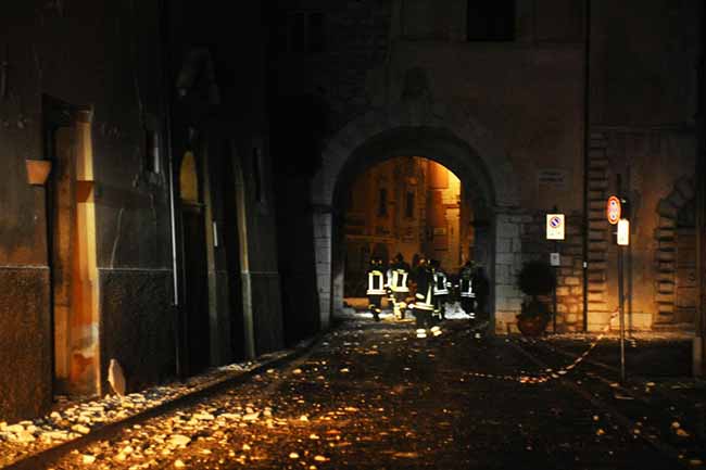 Terremoto, continua lo sciame sismico. Altre 100 scosse tra Marche e Umbria Terremoto, continua lo sciame sismico. Altre 100 scosse tra Marche e Umbria