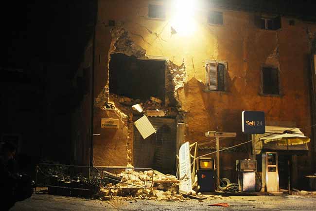 Terremoto, continua lo sciame sismico. Altre 100 scosse tra Marche e Umbria Terremoto, continua lo sciame sismico. Altre 100 scosse tra Marche e Umbria