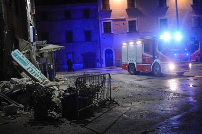 Terremoto, continua lo sciame sismico. Altre 100 scosse tra Marche e Umbria Terremoto, continua lo sciame sismico. Altre 100 scosse tra Marche e Umbria