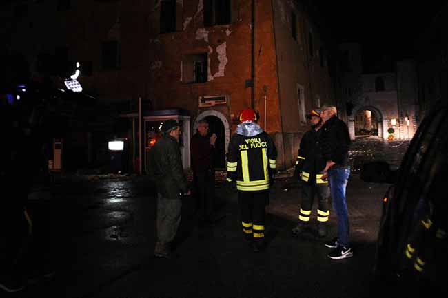 Terremoto, continua lo sciame sismico. Altre 100 scosse tra Marche e Umbria Terremoto, continua lo sciame sismico. Altre 100 scosse tra Marche e Umbria