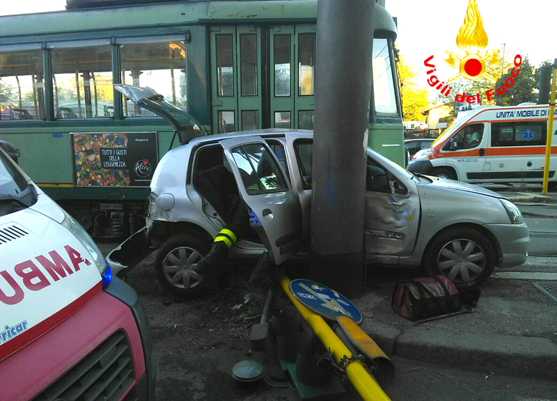 Auto contro un tram Atac, paura a largo Preneste. Caos traffico