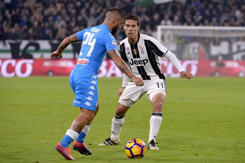 Juve, Higuain castiga Napoli. Battibecco Sarri-Insigne. E a fine gara… Juve, Higuain castiga Napoli. Battibecco Sarri-Insigne. E a fine gara…