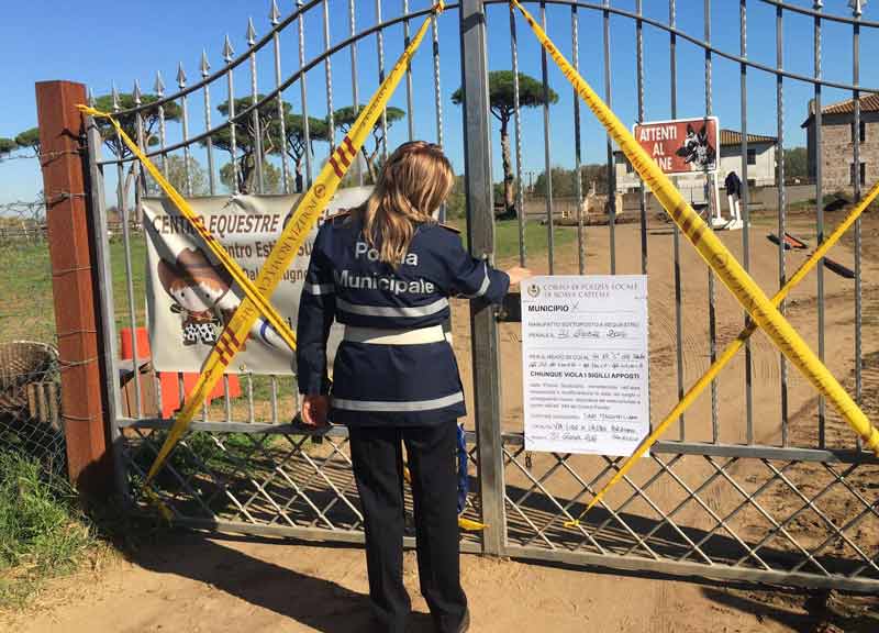 Castelporziano: abusivi box e fienile per i cavalli. Sigilli in un maneggio