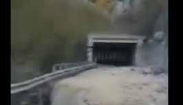 Terremoto, crollo in galleria sulla statale di Norcia: le riprese shock