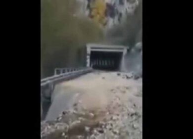 Terremoto, auto passa su strada franata: le immagini