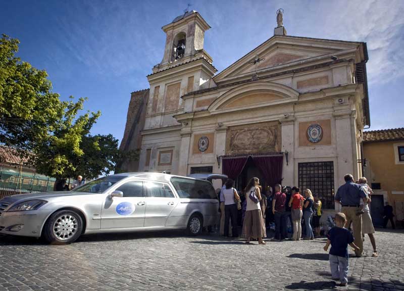 “Sposata con un divorziato, per la Chiesa sono out”. La lettera-denuncia