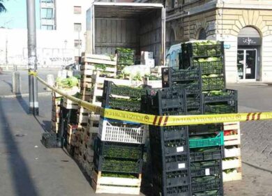 Esquilino: sigilli al mercato, ma lui vende frutta e verdura in strada