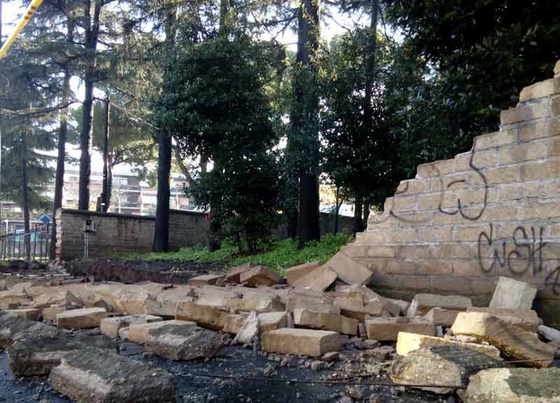 Maltempo: crollano 10 metri di mura in via Gregorio VII. Traffico in tilt
