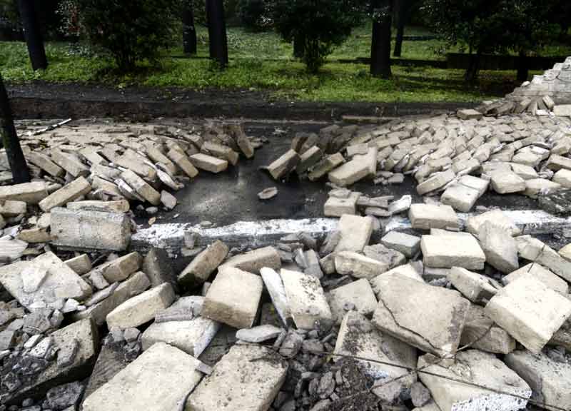 Maltempo: crollano 10 metri di mura in via Gregorio VII. Traffico in tilt
