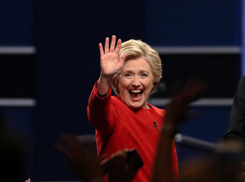 Hillary Clinton in tailleur pantalone rosso o blu: la strategia dietro il look Hillary Clinton in tailleur pantalone rosso o blu: la strategia dietro il look
