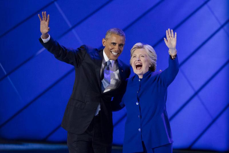 Hillary Clinton in tailleur pantalone rosso o blu: la strategia dietro il look Hillary Clinton in tailleur pantalone rosso o blu: la strategia dietro il look