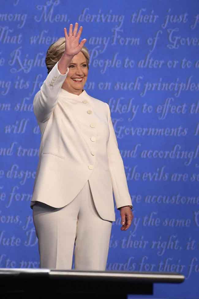 Hillary Clinton in tailleur pantalone rosso o blu: la strategia dietro il look Hillary Clinton in tailleur pantalone rosso o blu: la strategia dietro il look