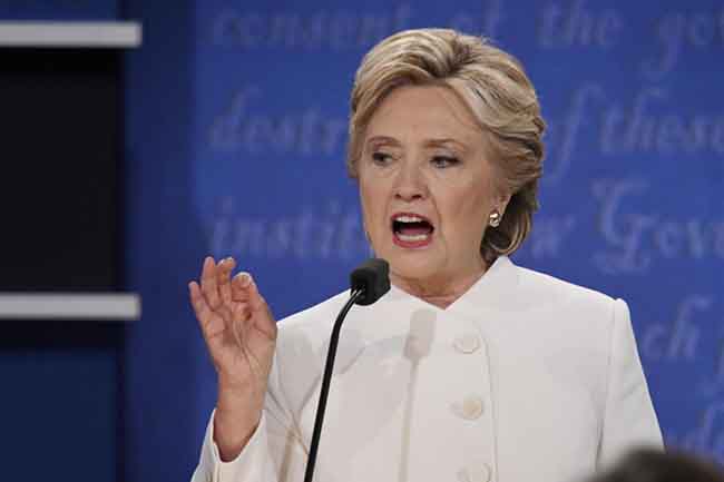 Hillary Clinton in tailleur pantalone rosso o blu: la strategia dietro il look Hillary Clinton in tailleur pantalone rosso o blu: la strategia dietro il look