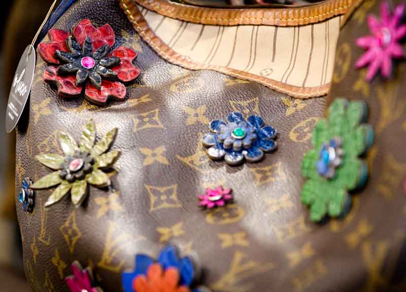 Borse griffate, riciclo e capelli Anni 70: in via Frattina arrivano le E-lusso Borse griffate, riciclo e capelli Anni 70: in via Frattina arrivano le E-lusso