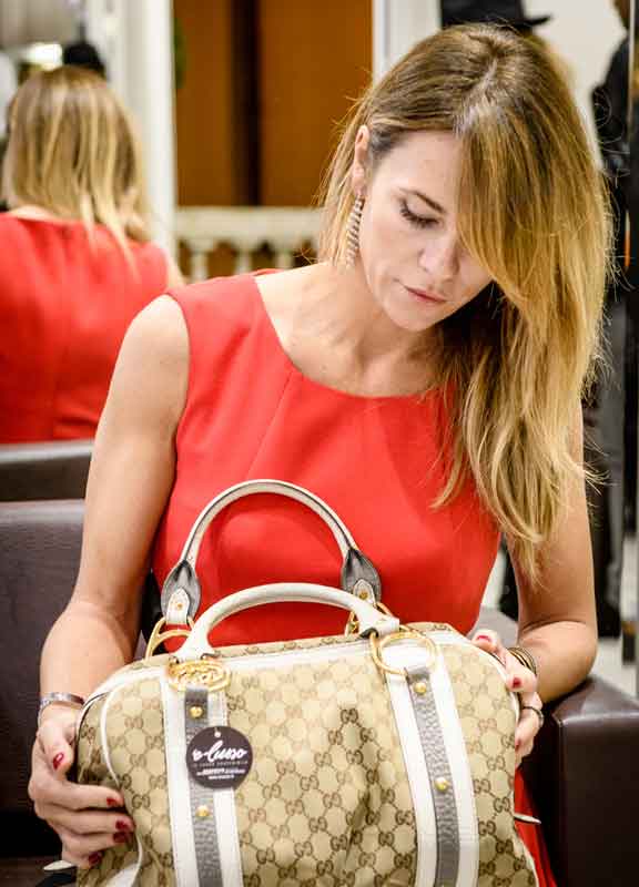 Borse griffate, riciclo e capelli Anni 70: in via Frattina arrivano le E-lusso Borse griffate, riciclo e capelli Anni 70: in via Frattina arrivano le E-lusso