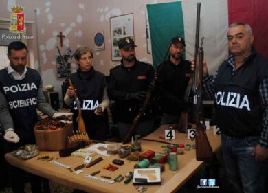 Trova armi e fucili del fratello morto e simula un furto per impossessarsene