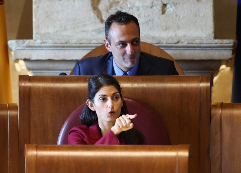 Raggi perde terreno tra i suoi elettori. Il fronte del No al 52,3%. Sondaggio Raggi perde terreno tra i suoi elettori. Il fronte del No al 52,3%. Sondaggio
