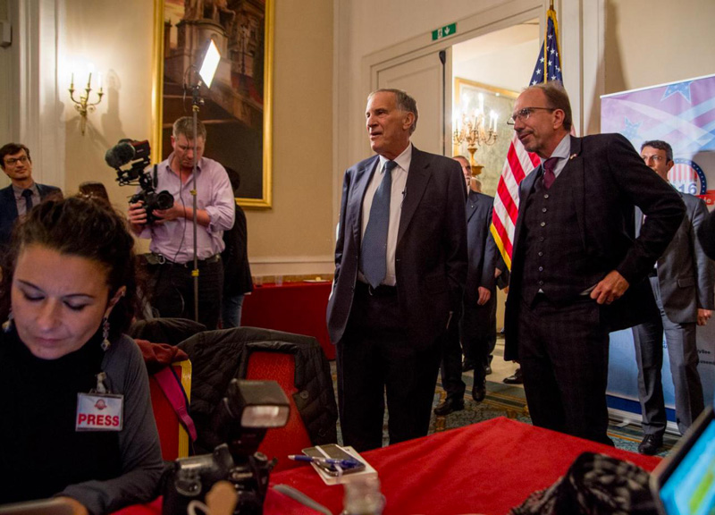 Roma, Trump gela la festa all’Ambasciata Usa. Chi c’era con John R. Phillips Roma, Trump gela la festa all’Ambasciata Usa. Chi c’era con John R. Phillips
