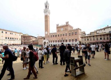 Università, 3mila in pellegrinaggio a Siena: viaggio per Francesco e Caterina