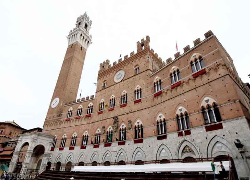 Università, 3mila in pellegrinaggio a Siena: viaggio per Francesco e Caterina Università, 3mila in pellegrinaggio a Siena: viaggio per Francesco e Caterina