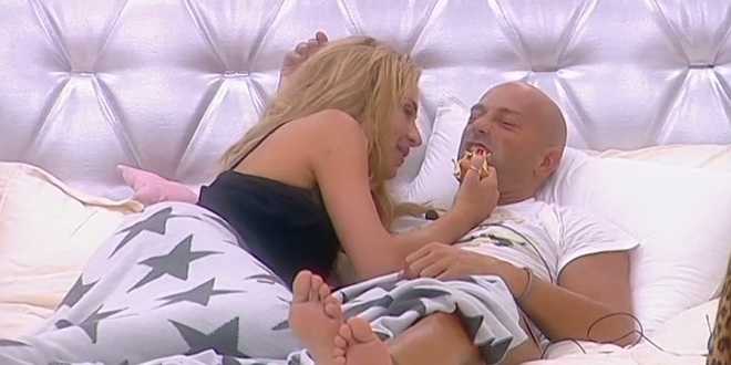 Bettarini: “Valeria Marini ha un fidanzato”. Confessione post GF VIP Bettarini: “Valeria Marini ha un fidanzato”. Confessione post GF VIP