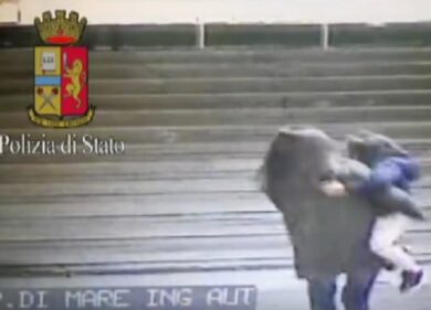 Picchiatore seriale di donne in metro: le immagini shock