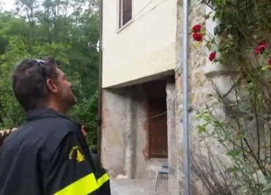 Cadaveri, macerie e sostanze nocive senza protezioni. La denuncia dei pompieri