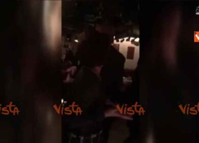 Trump al ristorante con la famiglia accolto da applausi