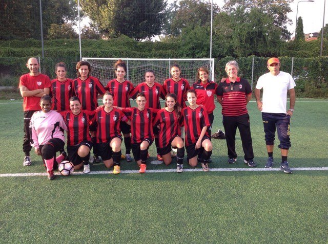 Il Milan recrimina, ma le ragazze rossonere sorridono Il Milan recrimina, ma le ragazze rossonere sorridono