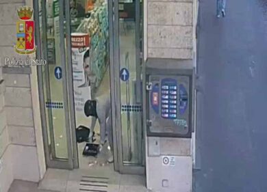 Rapina da Scherzi a parte: via in scooter e perde il bauletto coi documenti