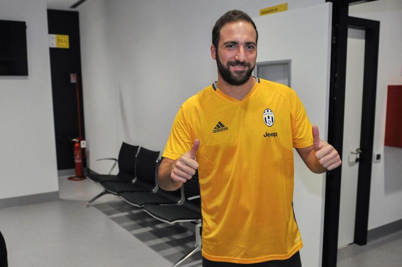 Juventus, paura per Higuain: sotto scorta della Digos